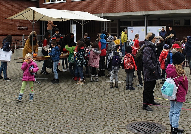 In der grossen Pause verteilen Lehrpersonen ein gesundes Znüni für die rund 600 Kinder und Jugendlichen. Rahel Bühler
