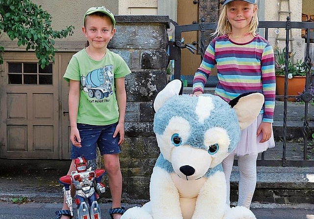 Leo spielt mit dem Holztraktor des Nachbarn. gk
