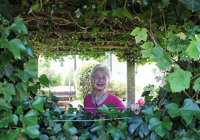 Alexandra Zihlmann an einem ihrer Lieblingsplätze im heimischen Garten: Unter der mit Efeu bewachsenen Pergola.  Rahel Bühler