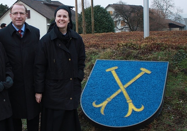 Der Baudirektor Peter C. Beyeler und die Priorin des Klosters Fahr, Irene Gassmann (r.), und Schwester Beatrice Beerli vor «ihrem» Wappen.Foto: bär
