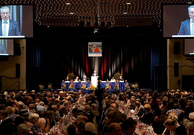 Zufriedene Mitglieder an der Raiffeisen-GV im Tägi. Foto: zVg