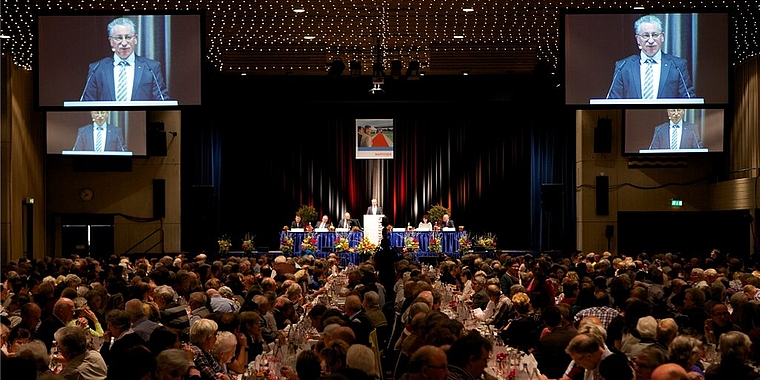 Zufriedene Mitglieder an der Raiffeisen-GV im Tägi. Foto: zVg