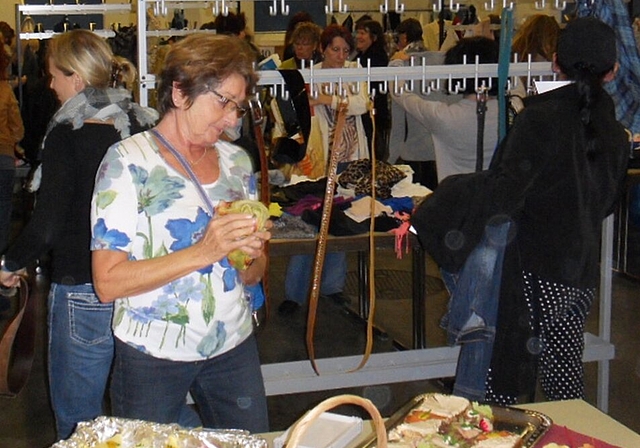 80 Frauen tauschten in gemütlicher Stimmung Kleider. Foto: zVg