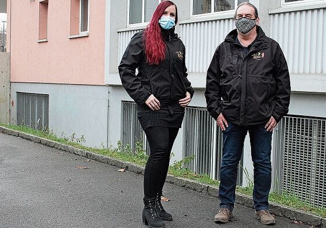 Die Jugendarbeiter Nathalie Jaworski (l.) und Franz Kohler vor dem künftigen Eingang des Jugendraums.Rahel Bühler
