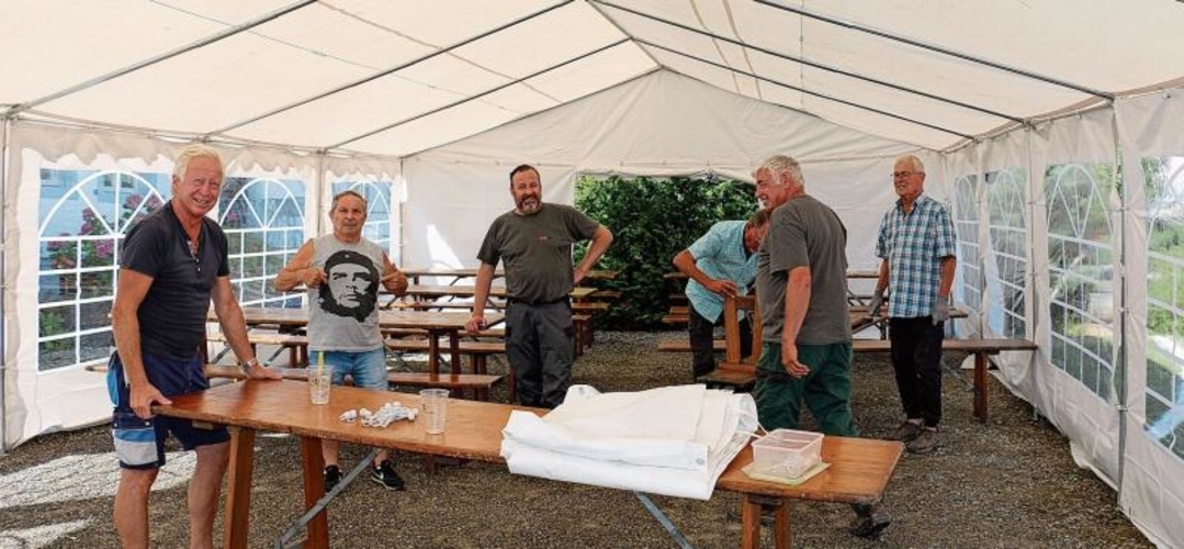 Mitglieder des Vereins Pfaffenbräu bauten am Montag das Festzelt auf – ab heute gibts hier Spiessli und Bier. Melanie Bär