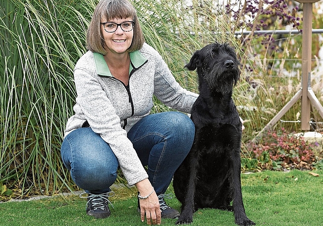 Petra Kuster mit ihrem Hund Kiss. (Bild: Alexander Wagner)