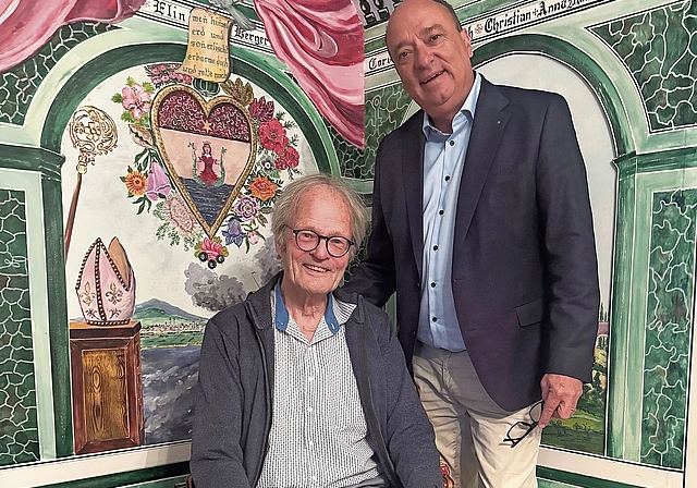 Bei der Vernissage: Hubi Spörri mit Wettinger Regierungsrat Markus Dieth.zVg