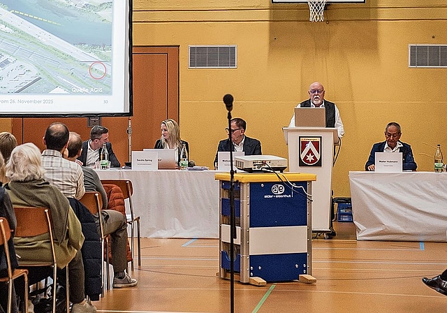 Gemeinderat Hanspeter Schmid stellt an der Gemeindeversammlung das Traktandum Einspeiseschacht vor. Philippe Neidhart