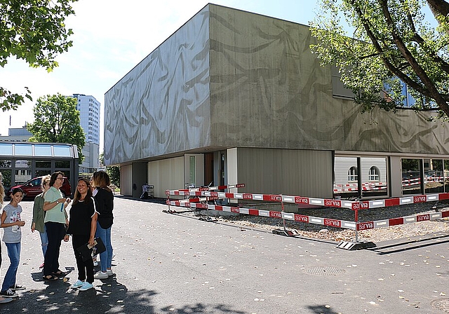 Die neue Aula von aussen.
