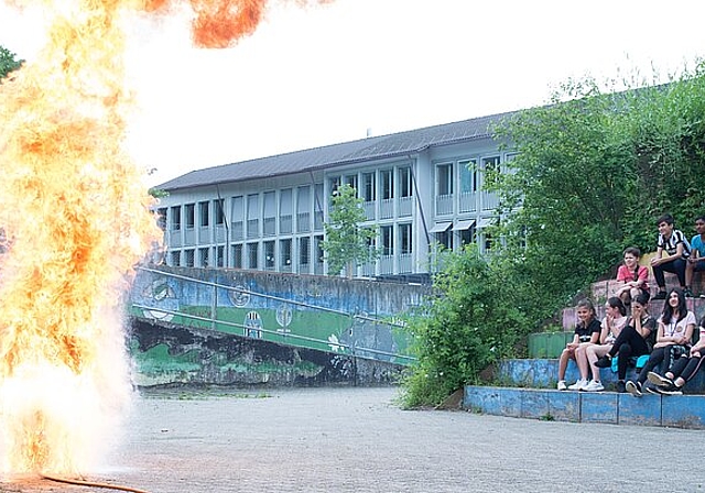 Das passiert, wenn Wasser auf einen Ölbrand gegossen wird. (Barbara Scherer)
