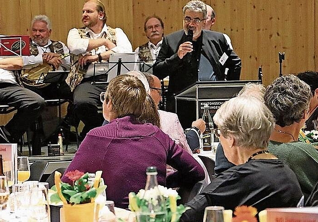 Philippe Rey (am Mikrofon) machte bereits am Jubiläum der VHS Wettingen auf die finanzielle Situation der Volkshochschulen aufmerksam. Corinne Bürki