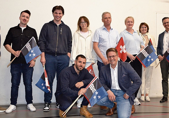 Eingebürgerte posieren mit dem Gemeinderat: Thomas Zollinger (l.), Barbara Gerster Rytz (2.v.r.), Lukas Wopmann (r.) und Vizeammann Nico Kunz (vorne rechts). ihk