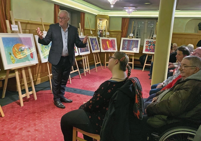 Gemeindeammann Roland Kuster ist Götti der Kalendertaufe.zVg