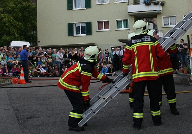 Das Anlegen der langen Leitern im tief gelegenen ersten Stock war etwas knifflig – die kurze Leiter war schon in Gebrauch. Fotos: ska
