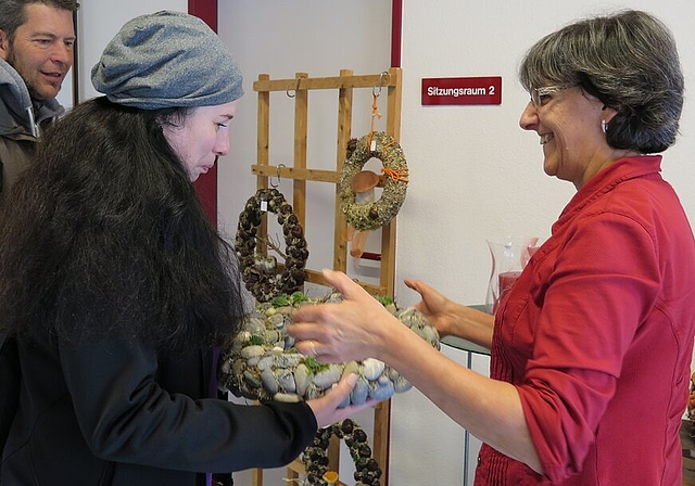 Rose Schori (r.) demonstriert am Herbstmärt das Gewicht eines Kranzes mit Steinen und Moos. Fotos: skaRundherum gabs Selbstgemachtes und in der Mitte eine Kafistube.Am Kinderartikelmarkt konnten sich Eltern und Nachwuchs mit Kleidung und Spielsachen