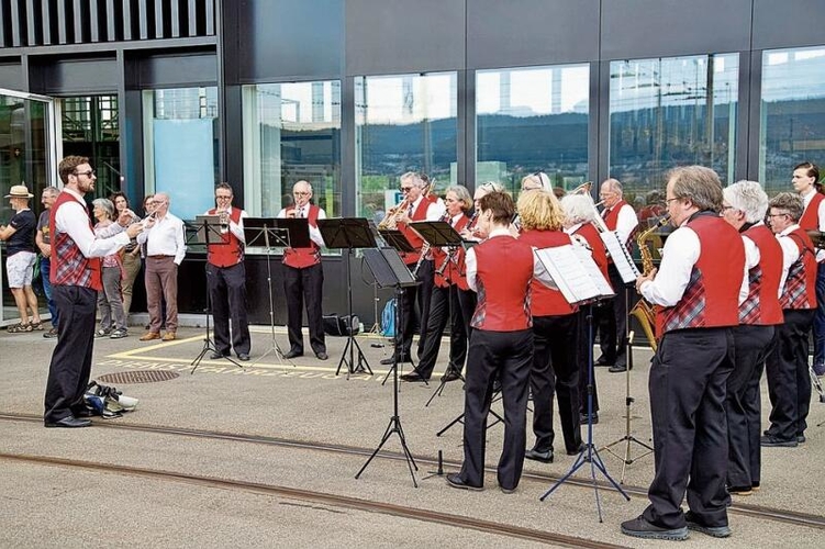 Die Musikgesellschaft Spreitenbach unterhält mit ihrer Musik. ste