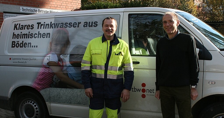 Richard Weber (r.), Geschäftsleiter der Technischen Betriebe Würenlos, und Brunnenmeister Felix Zürcher vor dem seit 2012 neu beschrifteten Auto. Foto: ska