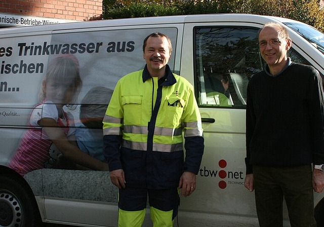 Richard Weber (r.), Geschäftsleiter der Technischen Betriebe Würenlos, und Brunnenmeister Felix Zürcher vor dem seit 2012 neu beschrifteten Auto. Foto: ska