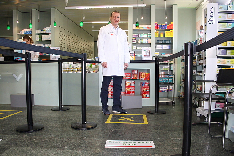 Absperrbänder und Bodenmarkierungen: Mauro Santin und sein Team von der TopPharm Neuenhofer Apotheke schützen sich und ihre Kunden in Zeiten der Coronakrise. Sibylle Egloff