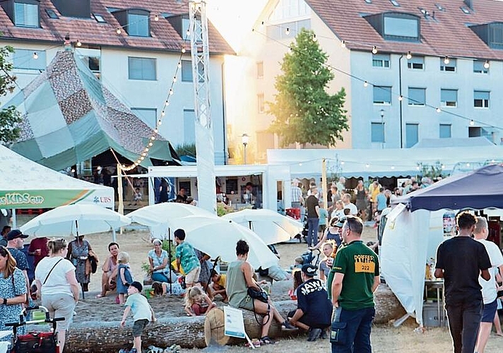 Für die Kinder wurde mitten auf dem Gelände ein grosser Sandkasten aufgebaut. crb
