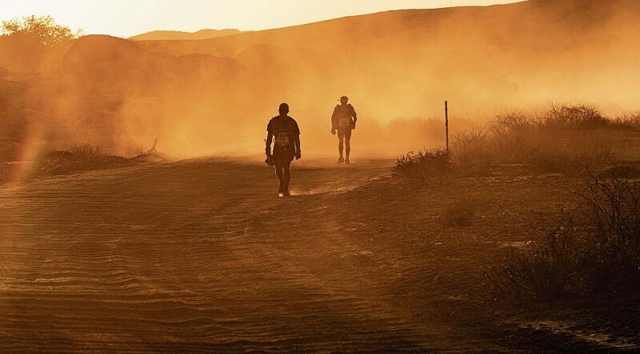 Consuelo Senn (r.) nahm am Ultramarathon teil und lief 250 Kilometer durch die namibische Wüste. Thiago Diz/RacingThePlanet