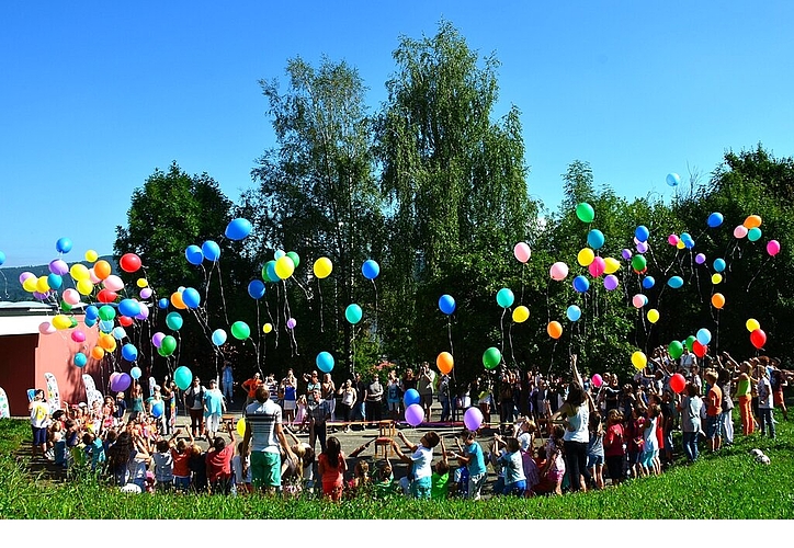 Der Start ins neue Schuljahr, bei dem die «Neuen» mit Luftballons begrüsst wurden, ist gelungen. Foto: zVg... bot ein tierisches Musical.Die Schulschlussfeier ...