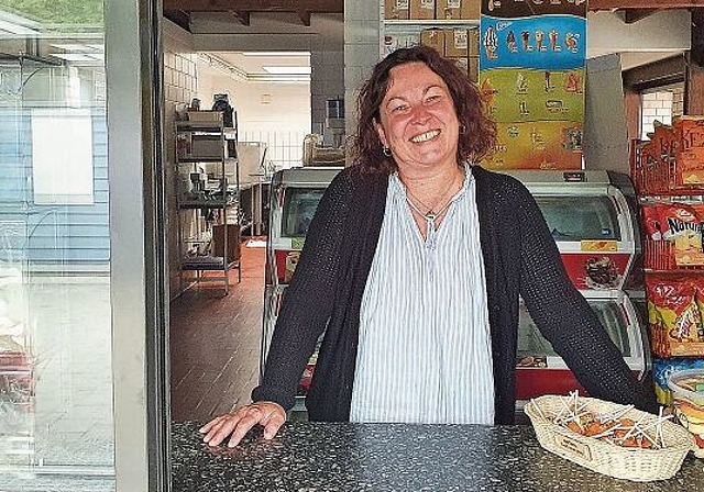 Strahlendes Lachen und harte Arbeit: Deborah Schmeddeshagen in ihrer Domäne, dem Kiosk. (Bild: Robin Schwarz)