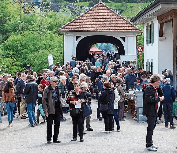 Die Bevölkerung erschien zahlreich an der Einweihung und Übergabe der Brücke.gk
