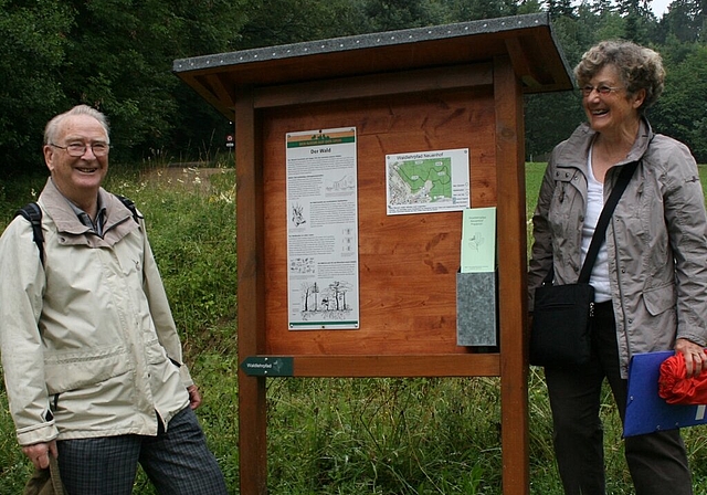 Vereinsmitglieder Fernand Herrmann und Susanna Hobbs beim Waldlehrpfad.Was ist das für ein Baum? Die Infotafel gibt Auskunft. Fotos: ska