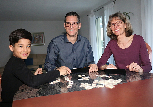 Daniel Burger mit Ehefrau Claudia und Sohn Fabian beim Rummy-Spielen.