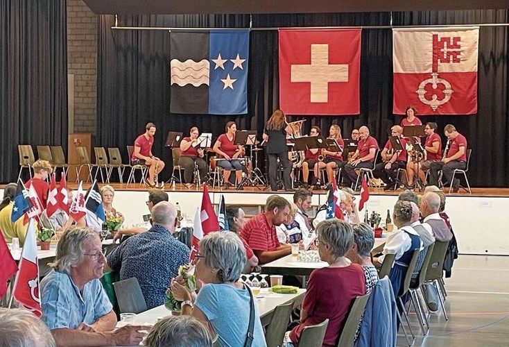 Die Musikgesellschaft Würenlos spielt zum Schweizer Geburtstag auf. dm