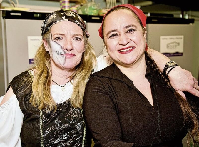 Conny Wiederkehr und Selma Stoll bedienten am Kinderball das Buffet. ste