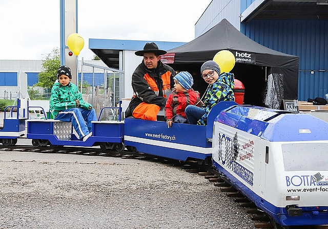 Der kleine blaue Zug <em>war eine der Hauptattraktionen für die Kinder.</em><em>Gaby Kost</em>
