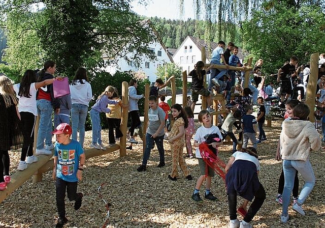 Die Kinder stürmen den neuen Spielplatz beim Spreitenbacher Schulhaus Boostock.zVg