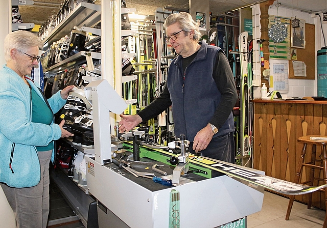 Vreni und Osi Schaub in ihrer Garage, wo sie Skis schleifen, wachsen, prüfen und auch neue verkaufen. Melanie Bär