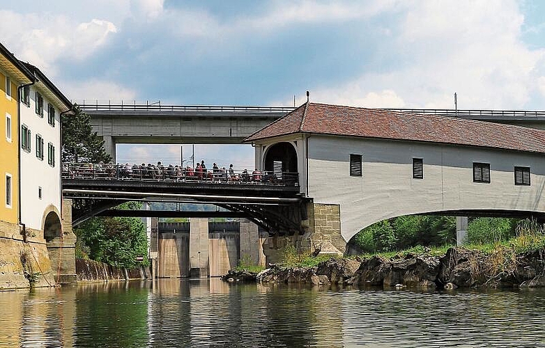 Die Holzbrücke präsentiert sich während des Festakts im neuen Gewand.Gaby Kost
