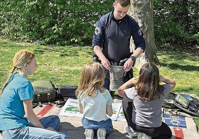 Ein Polizist gibt Einblick in die Arbeit der Regionalpolizei. zVg