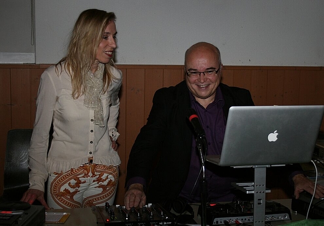 Gerlinde Haenzi und Daniel Lindauer hinter dem Mischpult. Foto: ska