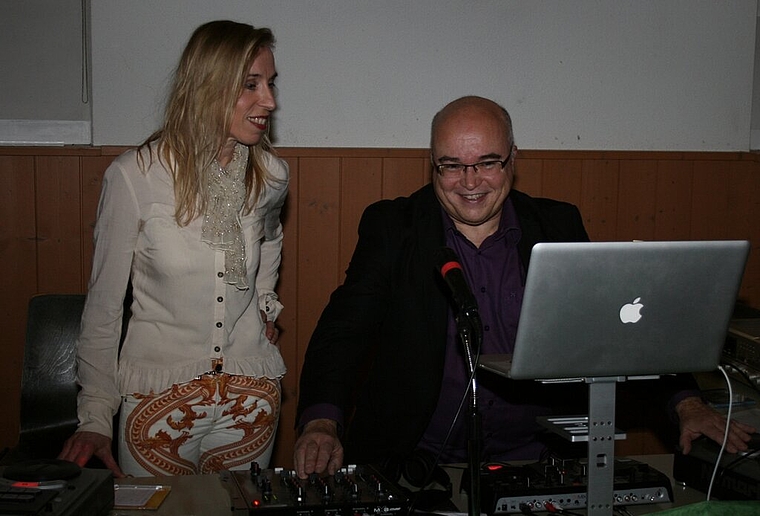 Gerlinde Haenzi und Daniel Lindauer hinter dem Mischpult. Foto: ska