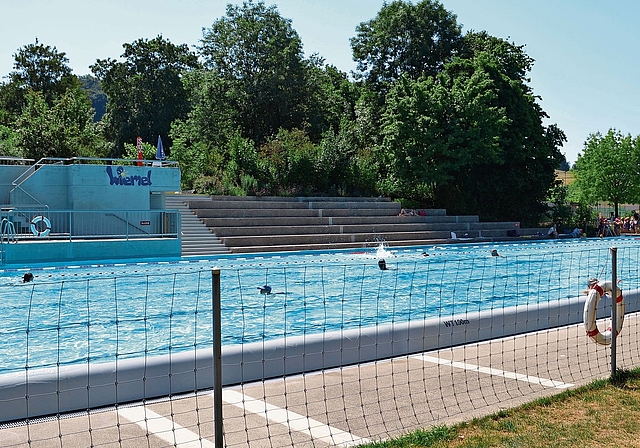 Abkühlung: In der Badi Wiemel Würenlos sind die Besucherzahlen in die Höhe geklettert. ihk