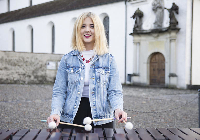 Isabelle Süess (19) übt regelmässig die Marimba an der Kantonsschule Wettingen. (Barbara Scherer)
