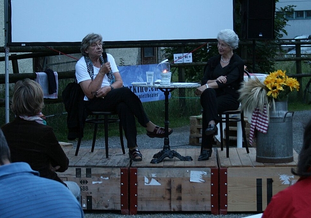 Anneliese Romanelli-Egger (l.) berichtete von ihren Erfahrungen am Filmset von «Die Käserei in der Vehfreude». Foto: ska