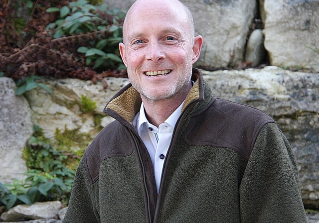 Jürg Peter Amrein in seinem Garten an der Ackerstrasse in Neuenhof. Melanie Borter