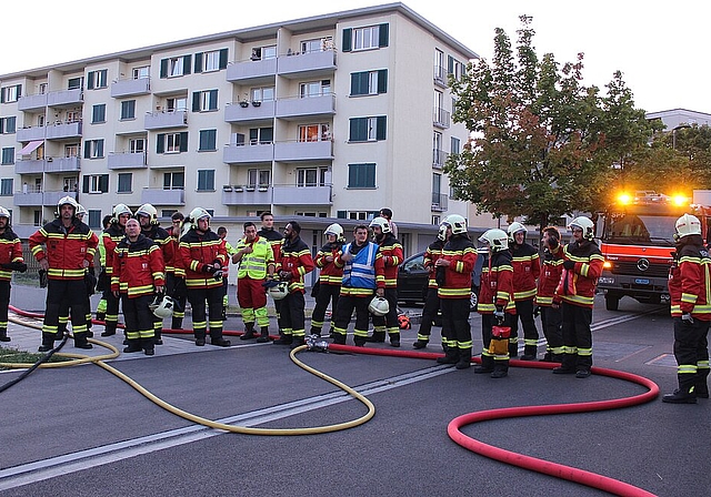 Die Feuerwehr Neuenhof umfasst 78 Männer und 4 Frauen. Ein Grossteil davon war am vergangenen Freitag an der Hauptübung dabei. Rahel Bühler
