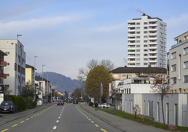 Die verlängerte Limmattalbahn soll etwa entlang der Zürcherstrasse in Neuenhof laufen. Im Dorf sorgte der Plan Anfang Jahr für Diskussionen. Alex Spichale/Archiv