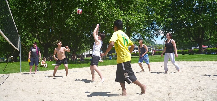 Volleyballturnier auf dem Beachvolleyballfeld im Schwimmbad Tägi. Foto:zVg 