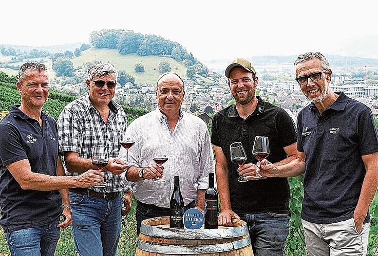 Stossen mit einem Glas Siegerwein an: (v.l.): OK-Präsident Roli Michel, Meinrad Steimer, Regierungsrat Markus Dieth, Christian Steimer und Marco Bieri. gk