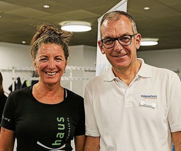 Denise Zumsteg und Heinz Anner warten im Foyer auf Interessierte.gk