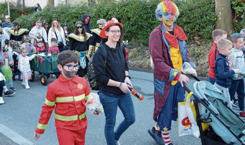 Clown und Feuerwehrfrau begleiten die Kinder.  ihk