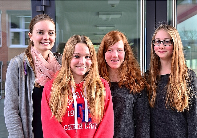 Engagieren sich für den Senioren-Mittagstisch in Würenlos: Céline Conod, Michelle Geissmann, Rebecca Erny und Vanessa Zimmerli (v.l.)Fotos: sw Klassenlehrer Christian Rothenbühler sieht im freiwilligen Engagement seiner Schülerinnen einen Brück